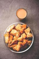 biscoito folhado khari ou massa folhada kharee é um acompanhamento perene com chai, lanche indiano foto