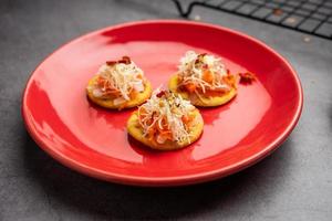 pizza papdi são mini mordidas de comida, lanche de festa favorito das crianças indianas foto