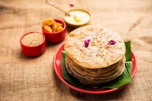 til gul roti para makar sankranti. chapati doce, poli feito com sementes de gergelim, açúcar mascavo foto