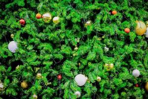plano de fundo para a temporada de natal. foto de close-up de uma bela árvore de abeto decorada.