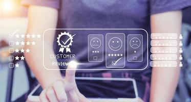 os usuários avaliam a experiência do serviço no conceito de aplicativo online de pesquisa de satisfação do cliente após o uso do serviço. foto