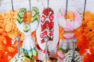 equipamento para adoração há uma guirlanda feita de flores realistas. foto