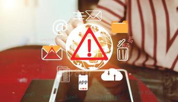 conceito de e-mail e vírus de computador. revise os conceitos de segurança na internet, spam e e-marketing na tela. avisos pop-up de e-mail de spam. foto