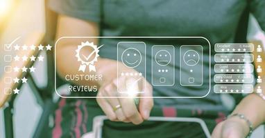 os usuários avaliam a experiência de serviço no conceito de aplicativo online de pesquisa de satisfação do cliente após o uso do serviço. foto