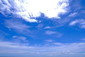 verão gradiente azul nuvens suave fundo branco claro nublado beleza ao sol calma brilhante foto