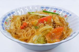 comida tailandesa, vermicelli frito com ovo, tomate e legumes em um fundo branco foto