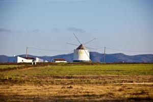 paisagem rural de portugal com velho moinho de vento foto