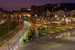 bilbao, país basco, paisagem urbana da espanha à noite foto