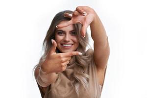 belo retrato de mulher adulta. tiro do estúdio, isolado no fundo branco foto