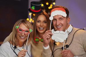 amigos ou familiares comemorando a festa de natal foto