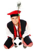 homem polonês em uma roupa tradicional com futebol foto