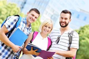 grupo de estudantes felizes aprendendo no parque foto