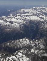 bela vista aérea sobre os Alpes de um avião foto