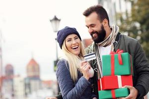 foto de casal fazendo compras de natal na cidade