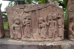 templo de sukuh ou candi sukuh, relevos no templo de sukuh.ancient erótico candi sukuh-hindu templo em java central, indonésia. o templo é um templo hindu javanês localizado no monte lawu foto