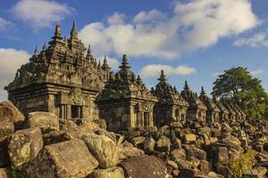 candi plaosan, um templo budista localizado em klaten central java, indonésia, com fundo do monte merapi foto