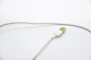 cabo usb branco para carregar o telefone em um fundo branco. cabo branco para carregar gadgets. foto