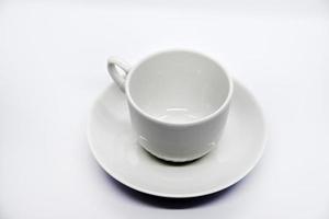 casal de chá em um fundo branco. close-up de serviço de porcelana. uma xícara de chá e um pires. foto