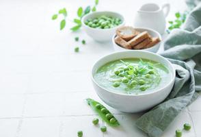 sopa de legumes fresca feita de ervilhas verdes foto