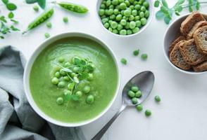 sopa de legumes fresca feita de ervilhas verdes foto