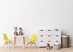 parede branca vazia no quarto de criança moderno. mock up interior em estilo contemporâneo. espaço livre, copie o espaço para sua foto, cartaz. mesa, cadeiras, console, brinquedos. quarto aconchegante para crianças. renderização 3D. foto