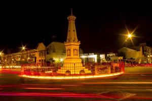 vista panorâmica à noite no monumento de yogyakarta foto de tugu yogyakarta com velocidade de movimento