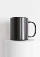 caneca preta simulada. modelo vertical em branco para seu design, publicidade, logotipo. visão de perto. copie o espaço. apresentação do copo no fundo branco. maquete de xícara de café minimalista. renderização 3D. foto