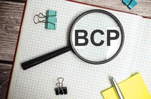 bcp, planejamento de continuidade de negócios, palavra sob lupa foto