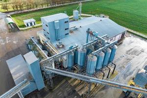vista aérea de enorme complexo agroindustrial com silos e linha de secagem de grãos foto