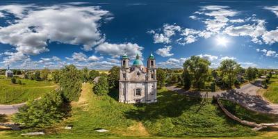 full hdri 360 panorama vista aérea do templo neogótico ou igreja católica na zona rural em projeção equiretangular com zênite e nadir. conteúdo vr ar foto