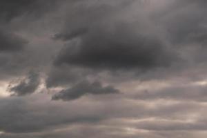 panorama do fundo do céu negro com nuvens de tempestade. frente de trovão foto