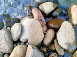pedra natural do rio com textura dura boa para materiais de construção foto