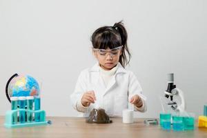 educação, ciência, química e conceito de crianças - crianças ou estudantes com tubo de ensaio fazendo experimento no laboratório da escola foto