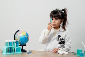 educação, ciência, química e conceito de crianças - crianças ou estudantes com tubo de ensaio fazendo experimento no laboratório da escola foto