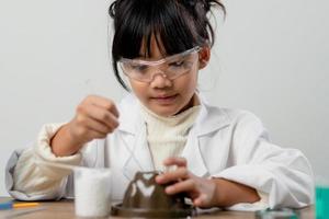 educação, ciência, química e conceito de crianças - crianças ou estudantes com tubo de ensaio fazendo experimento no laboratório da escola foto