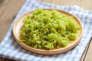 arroz verde, sobremesa tailandesa - comida de arroz verde triturada flocos de arroz cereais, sobremesa alimentar ou lanches - nome khao mao na tailândia foto