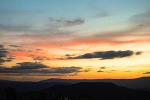 nascer do sol ou pôr do sol, lindo céu a luz do sol brilha no céu com nuvens coloridas e fundo de montanha - nuvem crepuscular no céu foto