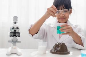 educação, ciência, química e conceito de crianças - crianças ou estudantes com tubo de ensaio fazendo experimento no laboratório da escola foto