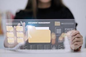 conceito de gerenciamento de documentos. ícones de tela virtual sistema de gerenciamento de documentos dms banco de dados de documentos on-line, software para arquivamento, pesquisa e gerenciamento eficientes de arquivos e dados da empresa. foto