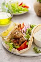 souvlaki de frango grego em espetos de madeira foto