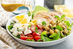 tigela de almoço de salada saudável com frango, abacate e grão de bico foto