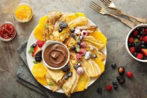 crepes finos com bagas e frutas foto