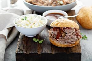 sanduíche de carne de porco desfiada com salada de repolho foto