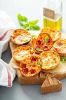 mini pizzas de calabresa e queijo foto