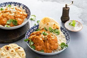 frango tikka masala, frango marinado cozido em molho de curry com especiarias foto