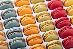 macarons franceses coloridos em uma caixa foto