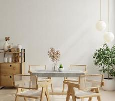 design de interiores de sala de jantar moderna com parede vazia bege e decoração minimalista. foto