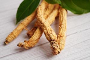 raízes de ginseng e folha verde, comida saudável. foto