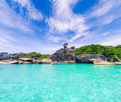 paisagem do mar de água azul turquesa na ilha similan na província de krabi, tailândia foto
