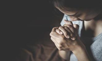 mulher rezando de manhã. conceito de cristianismo. orar fundo. fé esperança amor conceito. foto